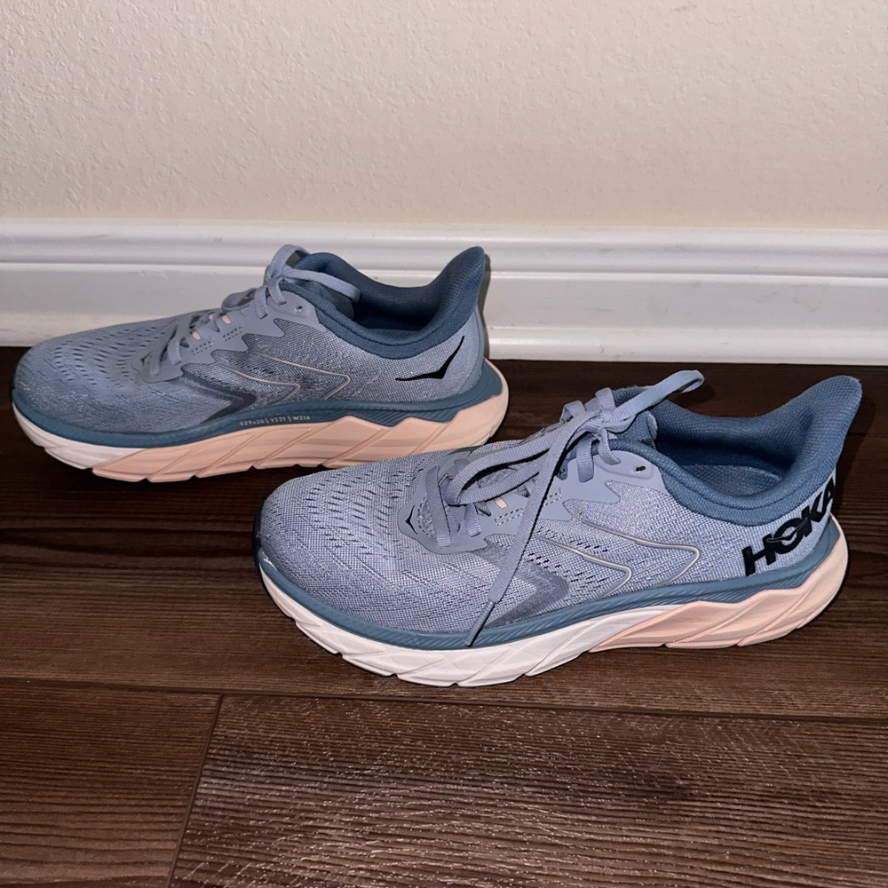 HOKA W Arahi 5 Sz 6.5 Blue Fog/Provencial Blue